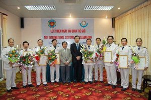 Tổ chức Hải quan Thế giới tặng Bằng khen danh dự cho 10 
cán bộ Hải quan Việt Nam
