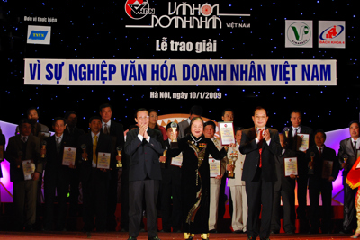 Bảo Tín nhận cúp vàng "Doanh nghiệp phát triển bền vững"