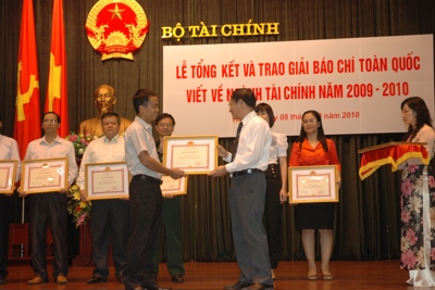 Bộ Tài chính trao Giải báo chí viết về ngành Tài chính và phát động cuộc thi Giải báo chí toàn quốc viết về ngành Tài chính năm 2010-2011