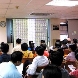 Thị trường cầm cự được trước hàng loạt tin xấu 