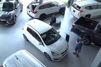 Thị trường ô tô cuối năm tràn ngập khuyến mãi, khách hàng vẫn dửng dưng 