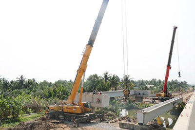 Bến Tre đẩy nhanh tiến độ thi công đường gom cầu Rạch Miễu 2