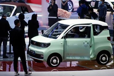 Năm 2024 và “bài toán” hạ giá thành xe điện