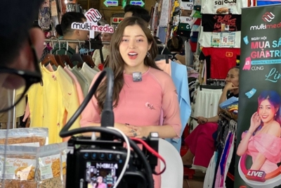 Tấp nập livestream bán hàng, sức ép thay đổi cho bán lẻ truyền thống? 