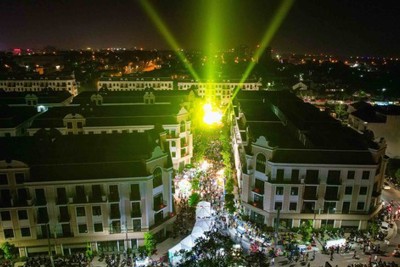 Ngập tràn sắc hè miền nhiệt đới tại Hello Summer Vincom Shophouse Royal Park