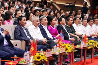 Tổng Bí thư Tô Lâm dự Chương trình nghệ thuật đặc biệt 'Đảng trong mùa Xuân đại thắng'