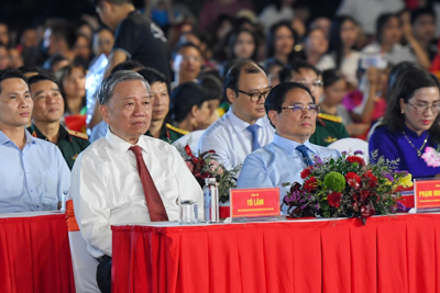 Chùm ảnh: Các đồng chí lãnh đạo Đảng, Nhà nước dự Chương trình nghệ thuật đặc biệt "Người là Hồ Chí Minh"