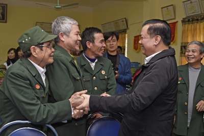 Bộ trưởng Đinh Tiến Dũng thăm và chúc Tết thương bệnh binh, người có hoàn cảnh khó khăn tại Ninh Bình