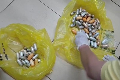 Nuốt gần 1,6kg cocain trong bụng khi đi máy bay nhập cảnh vào Việt Nam