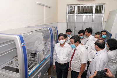 Khánh Hòa tiếp nhận hệ thống máy xét nghiệm SARS-CoV-2 trị giá 4,6 tỷ đồng từ Tập đoàn Hưng Thịnh
