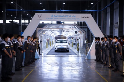 VinFast chính thức bàn giao ô tô điện đầu tiên đến khách hàng