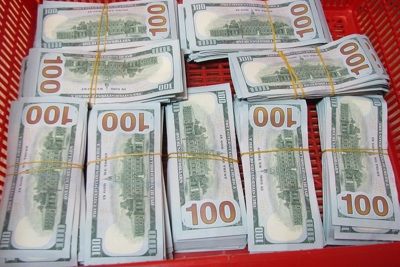 Bắt giữ 90.000 USD vận chuyển trái phép qua cửa khẩu Bắt giữ 90.000 USD vận chuyển trái phép qua cửa khẩu