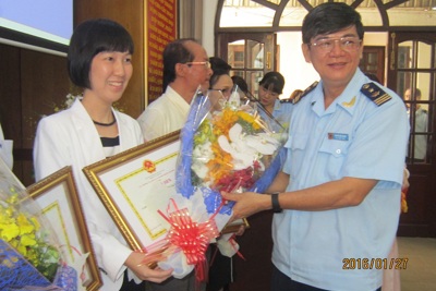 Tuyên dương các doanh nghiệp có số thu nộp ngân sách lớn năm 2015 Tuyên dương các doanh nghiệp có số thu nộp ngân sách lớn năm 2015