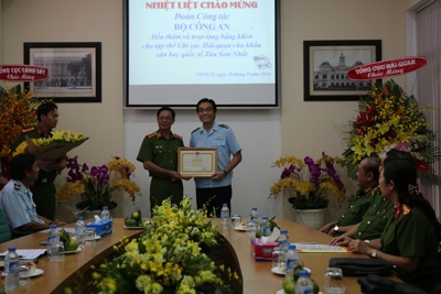 Hải quan Tân Sơn Nhất đón nhận bằng khen Bộ trưởng Bộ Công an