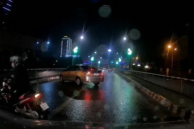 [Video] Thấy cảnh sát giao thông, ô tô và xe máy quay đầu bỏ chạy ngay giữa cầu