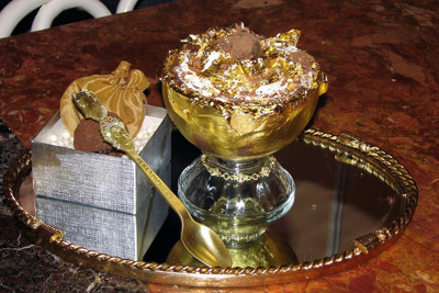 [Video] Ăn kem giá 1.000 USD bằng thìa vàng, đựng trong cốc pha lê