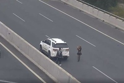 [Video] Đỗ ôtô trên cao tốc chụp ảnh, nữ tài xế bị phạt 7 triệu đồng 