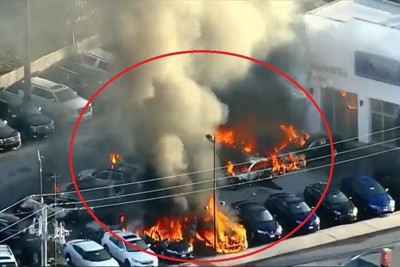 [Video] 13 ôtô cháy trụi trong đại lý xe hơi