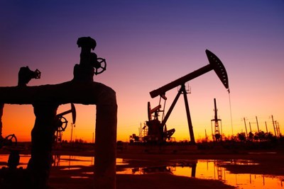 OPEC hạ mạnh sản lượng, giá dầu tăng mạnh