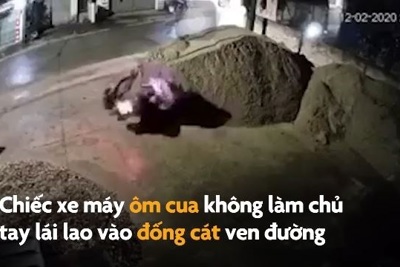 [Video] Xe máy mất kiểm soát lao vào đống cát ven đường