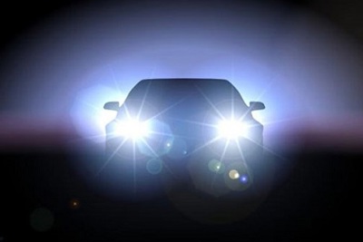 [Video] Bị rọi đèn pha trong đêm, ôtô đánh lái kịp thời tránh va chạm
