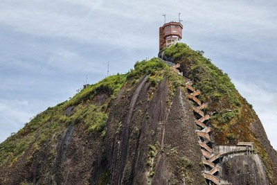 [Video] Tảng đá nguyên khối cao 200 m, tồn tại suốt 70 triệu năm ở Colombia