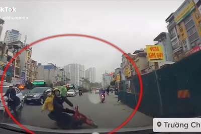[Video] Xe máy ngã trước đầu ôtô sau va chạm với xe khác ở Hà Nội