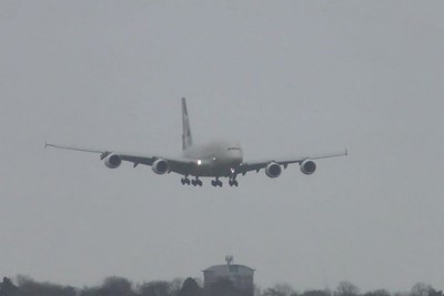 [Video] Xem máy bay Airbus A380 hạ cánh thẳng đứng ngoạn mục vì bão 
