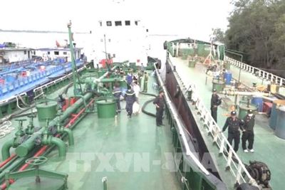 [Video] Truy bắt 2 tàu 1.500 tấn buôn lậu xăng giả