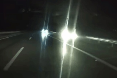 [Video] Bất chấp nguy hiểm, 2 ô tô chạy ngược chiều trên cao tốc lúc nửa đêm 