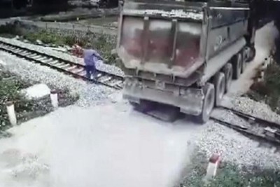 [Video] Nhân viên gác chắn cứu đoàn tàu và xe tải chết máy khỏi tai nạn thảm khốc
