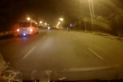 [Video] Xe máy lao ngược chiều trong đêm suýt bị ôtô đâm