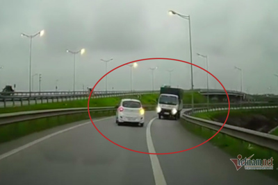 [Video] Xe tải ngược chiều vun vút phóng vào cao tốc Hà Nội – Thái Nguyên
