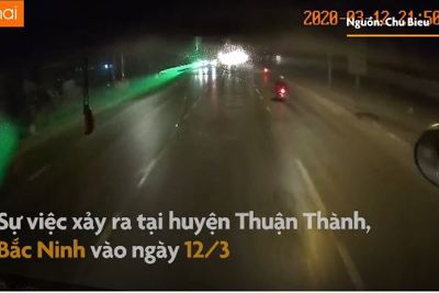 [Video] Thanh niên đi xe máy rọi tia lazer vào mặt tài xế xe tải trên đường