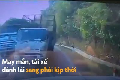 [Video] Xe tải vượt ẩu suýt đâm vào ôtô ngược chiều
