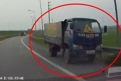 [Video] Xe tải sửa lốp lưu động chạy ngược chiều trên Quốc lộ 1A