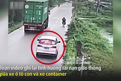 [Video] Xe container đánh lái bất ngờ khiến xe con lao thẳng xuống ao 