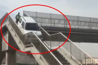 [Video] Chạy quá lối ra cao tốc, tài xế lái ôtô lên hẳn cầu vượt đi bộ để quay đầu 