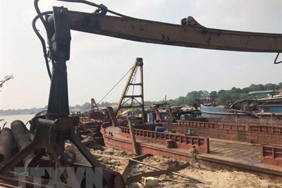 Hà Nội: Liên tiếp bắt giữ 5 tàu khai thác cát trái phép trên sông Hồng
