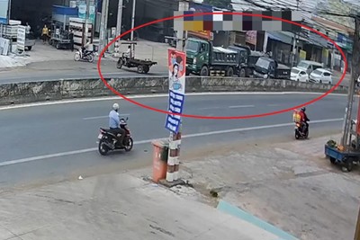 [Video] Xe ba gác trôi ra đường gây tai nạn cho 2 xe ben