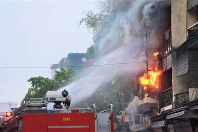 [Video] Hỏa hoạn thiêu rụi căn nhà số 47 Hàng Ngang 