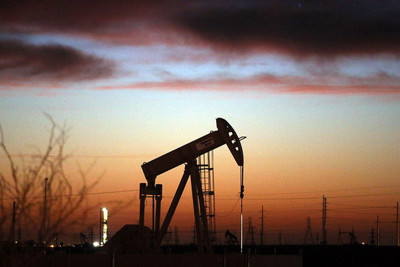 Giá dầu sụt giảm mạnh 