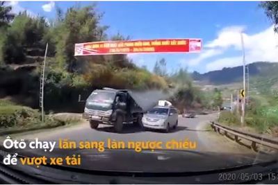 [Video] Ôtô lấn làn vượt ẩu bị xe tải va quệt