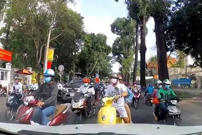 [Video] Tài xế ô tô kiên quyết ép hàng loạt xe máy lấn làn ở TP. Hồ Chí Minh 