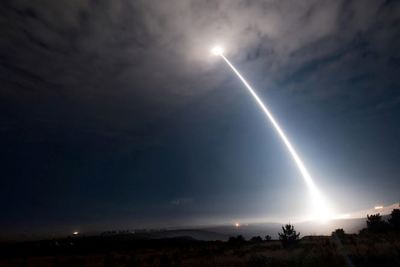 [Infographics] Tên lửa tầm ngắn Triều Tiên vừa bay, Mỹ phóng ngay siêu tên lửa tầm xa