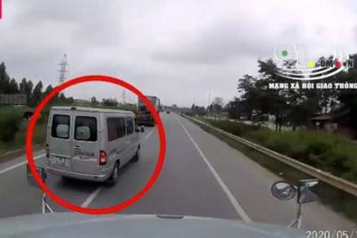 [Video] Xe khách tạt đầu container để đón khách trên cao tốc