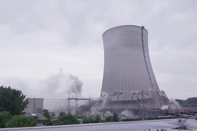 [Video] Cận cảnh phá dỡ nhà máy điện hạt nhân ở Đức