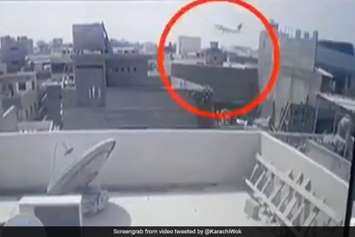 [Video] Khoảnh khắc cuối cùng trước khi máy bay Pakistan lao xuống mặt đất