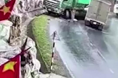 [Video] Vào cua bất cẩn, xe tải tông trực diện xe ben