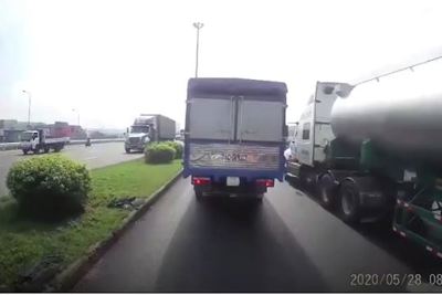 [Video] Xe tải mất kiểm soát gây tai nạn liên hoàn, phải đền 2 xe phía trước